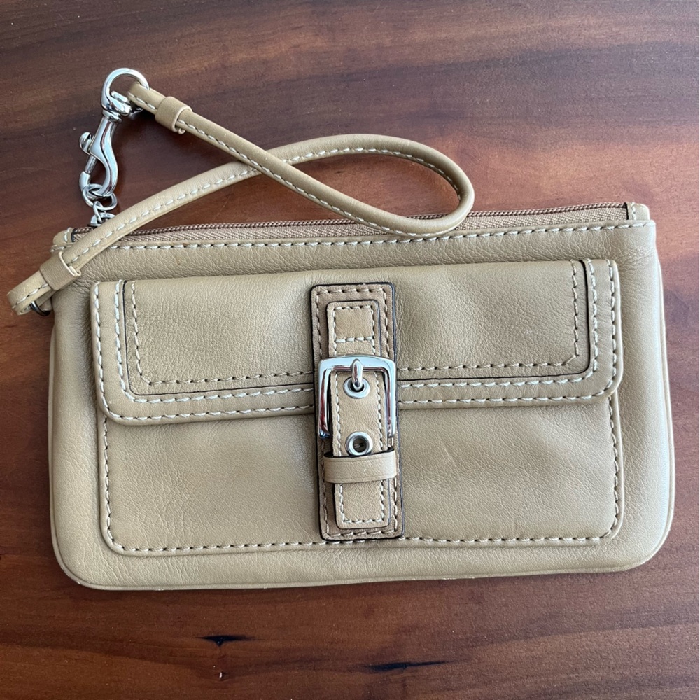 🌸Vintage Coach Tan Leather Soho Buckle Wristlet
